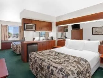 Motel Microtel & By Wyndham 2*